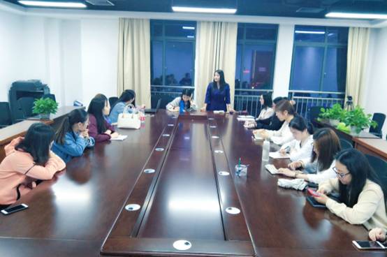 图片包含 室内, 窗户, 地板, 餐桌
已生成极高可信度的说明